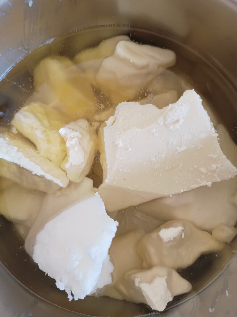 Les petits savons - pesée du beurre et mise à fondre
