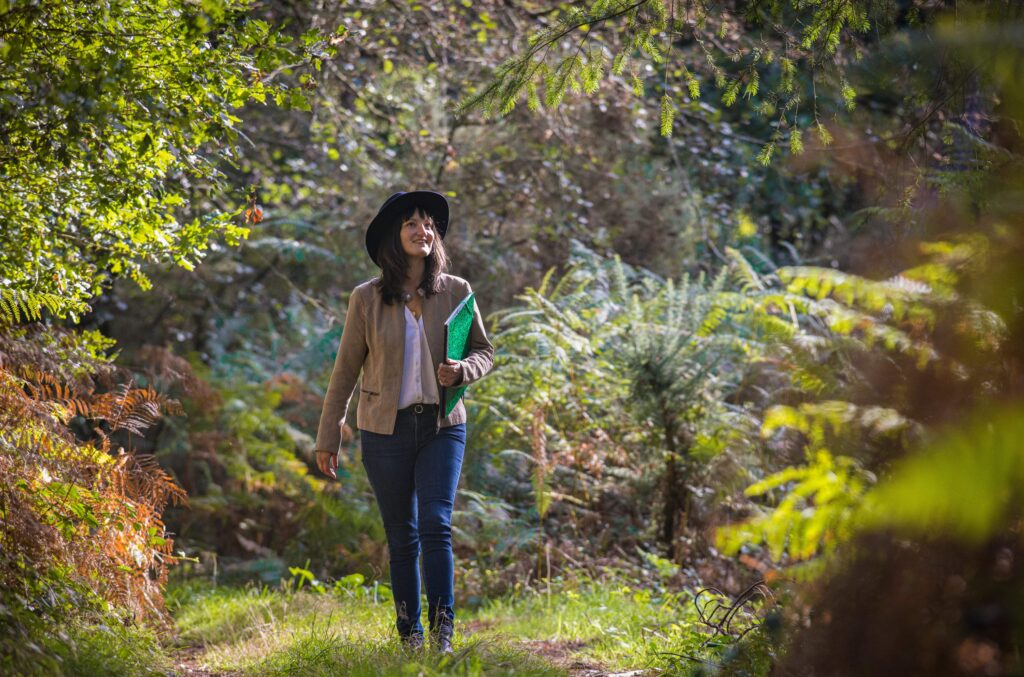 Nathaly Haseya, l'inspiration passe par une reconnexion avec la nature, en forêt.