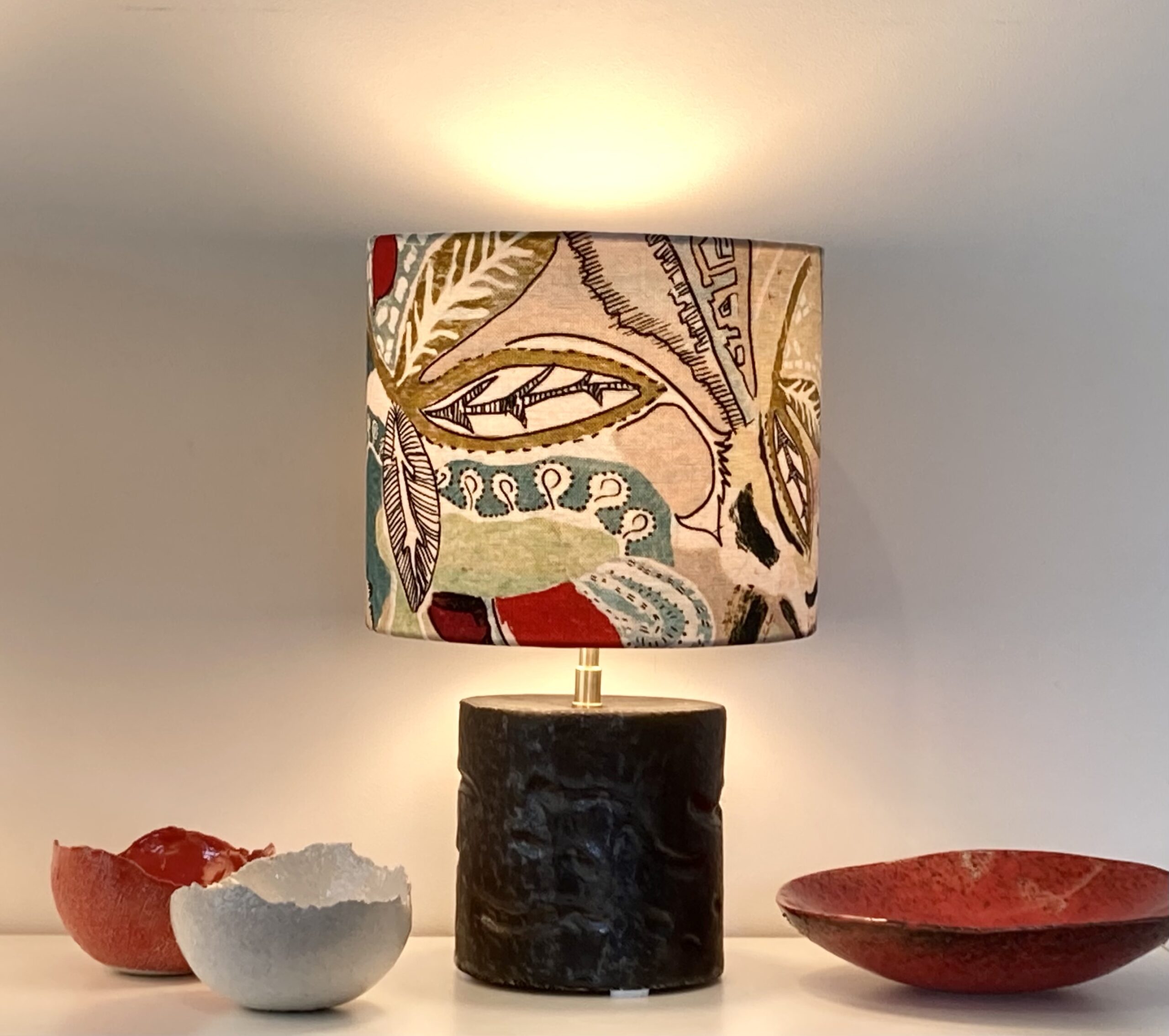 Sigi Créations, lampe avec un socle en gré et émail gris nuit avec un abat-jour aux motifs nature 