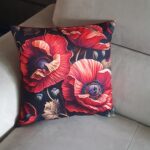 Emma et le lapin blanc - coussin coquelicot